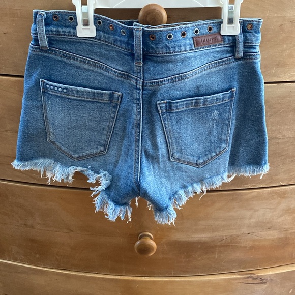 Blank NYC size 25 the barrel cut off jean shorts with grommets at the waist - Picture 2 of 3